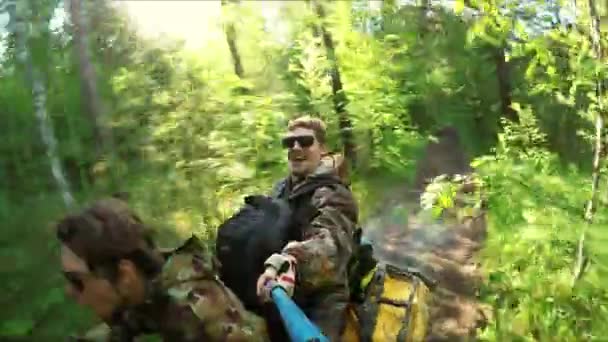 Dos Hombre en ATV en el bosque de vídeo Selfe — Vídeo de stock