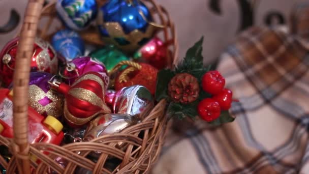 Décorations de Noël et jouets sur pin 