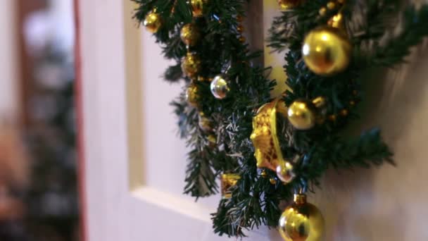 Kerstversiering en speelgoed op pine — Stockvideo