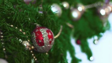 Yılbaşı süsleri ve çam üstünde toys