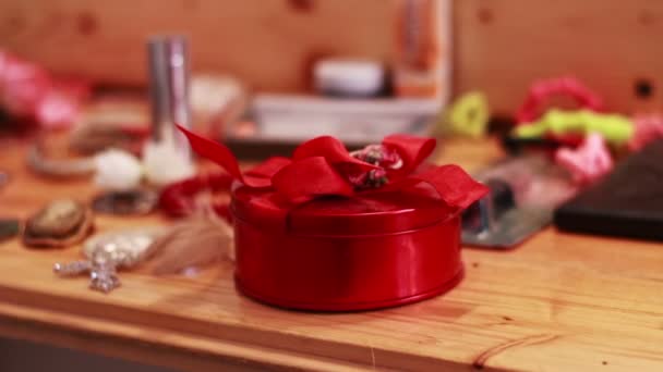 Presente caixa vermelha artesanal na mesa — Vídeo de Stock