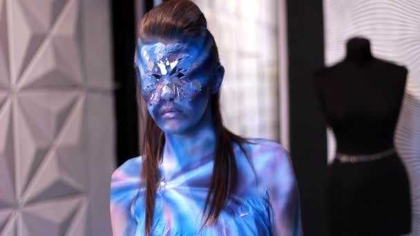 BodyPaint model Poses op fotosessie — Stockvideo