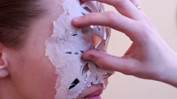 Bodyart Master maakt masker op gezicht model — Stockvideo