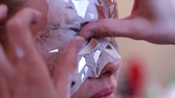 Bodyart Master maakt masker op gezicht model — Stockvideo