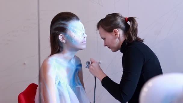 Bodypaint Master malt Modell für Fotosession — Stockvideo