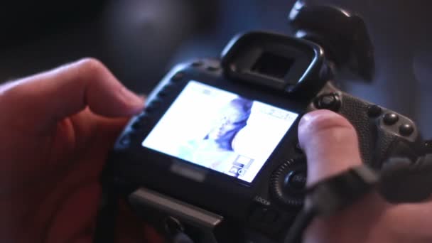 Гламурный фотограф снимет модель бодиживописи — стоковое видео