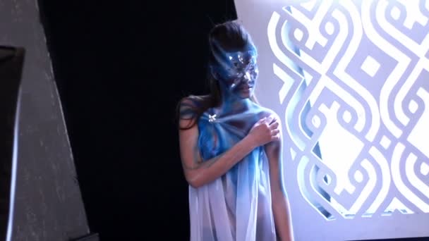 Bodypainting-Model posiert bei Fotosession — Stockvideo