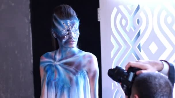 Fotógrafo de glamour atirar modelo de pintura corporal — Vídeo de Stock