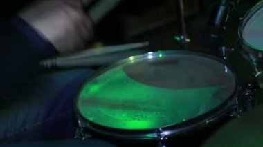Drum Rock perfomance oynayan adam