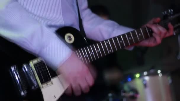 Hombre tocando la guitarra eléctrica en el pub — Vídeos de Stock