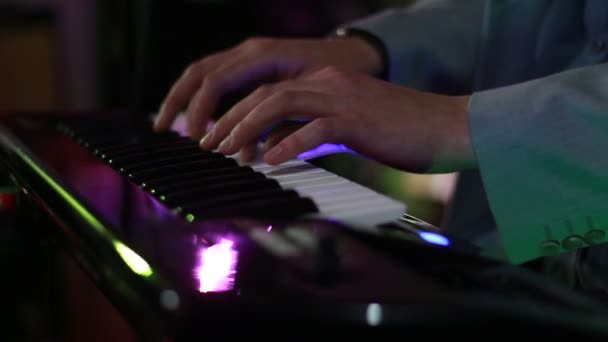 Mann spielt auf Synthesizer — Stockvideo