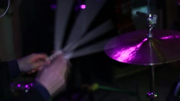 Hombre tocando en Drum Rock perfomance — Vídeo de stock