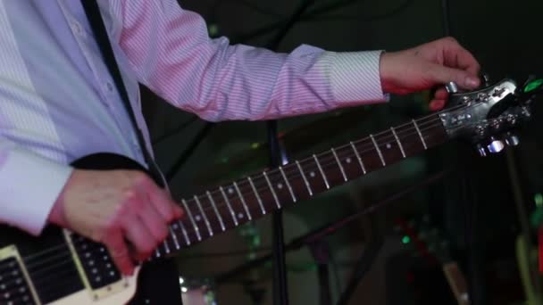 Hombre tocando la guitarra eléctrica en el pub — Vídeos de Stock