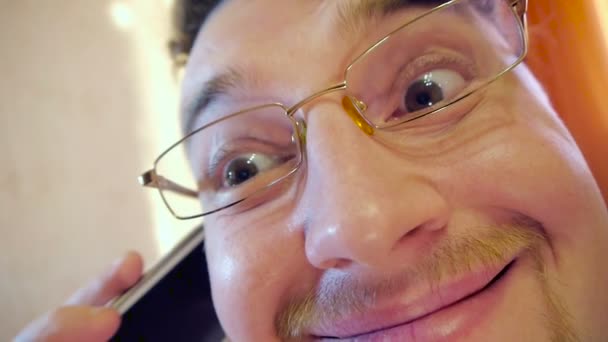 Щасливий божевільний бізнесмен в окулярах — стокове відео