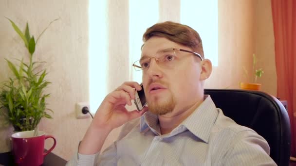 Affärsman i glas prata telefon i office — Stockvideo