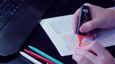 İşadamı erkek yazma grafik kağıt üzerinde eller