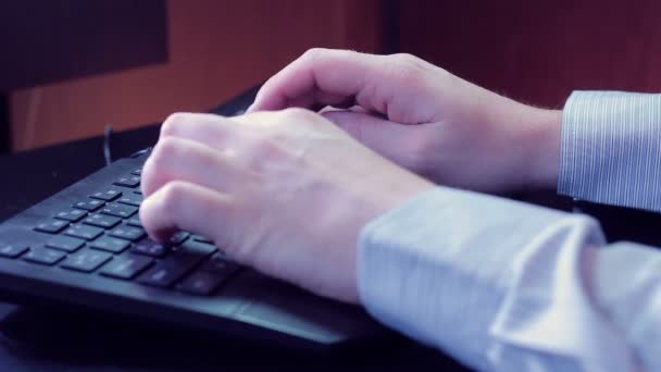 Empresario escribiendo en el teclado de cerca — Vídeos de Stock