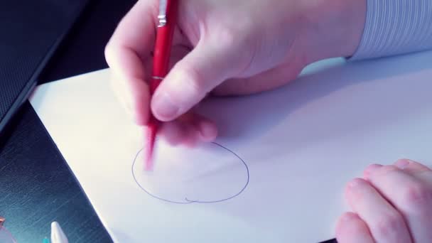 Geschäftsmann männliche Hände schreiben Grafiken auf Papier — Stockvideo