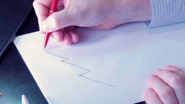 Empresario Manos masculinas escribiendo gráficos en papel — Vídeo de stock