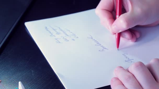 Zakenman mannelijke handen schrijven afbeeldingen op papier — Stockvideo
