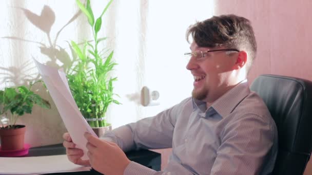 Jeune homme d'affaires heureux dans les lunettes de travail, sourire — Video