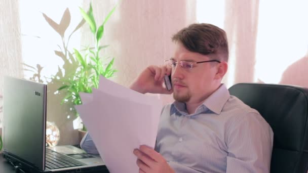 Jungunternehmer mit Brille arbeitet im Büro — Stockvideo