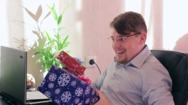 Genç işadamı Noel hediyesi alır