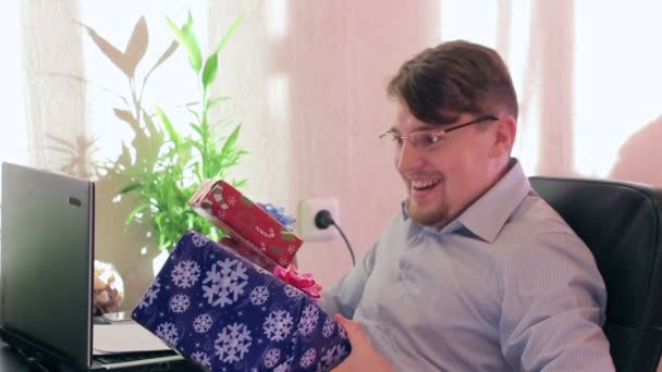 Młody biznesmen dostaje prezent na Boże Narodzenie — Wideo stockowe
