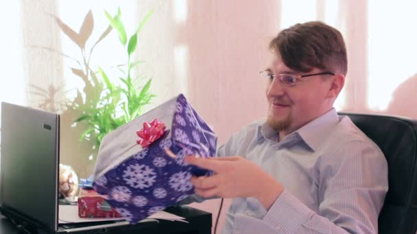 Young zakenman krijgt de gift van Kerstmis — Stockvideo