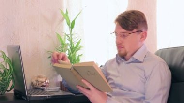 Gözlüklü genç işadamı kitap okumak