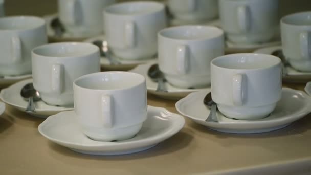 Muchas tazas de té blanco en la tabla — Vídeo de stock