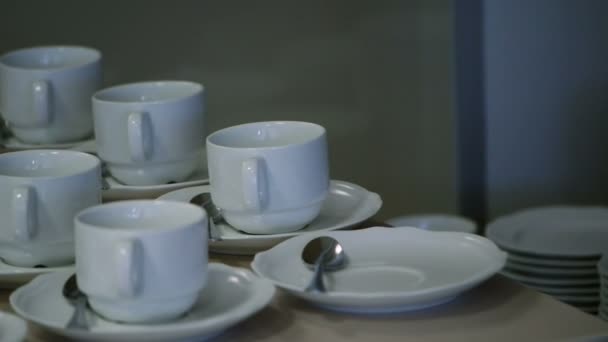 Muchas tazas de té blanco en la tabla — Vídeo de stock