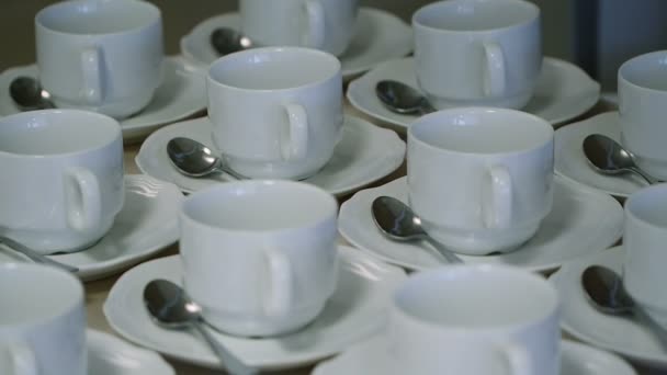 Много чашек белого чая в таблице — стоковое видео