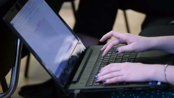 Hombre escribiendo en el ordenador portátil — Vídeo de stock