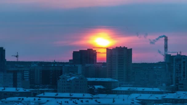 Будівництво на заході сонця в зимовому місті, часовий пояс — стокове відео