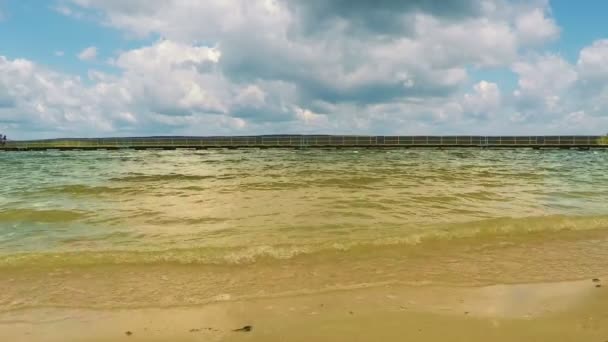Žlutá písečná pláž s zamračená obloha — Stock video