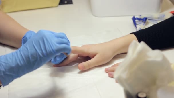 Manikiurzystka mistrza w salonie pokrywa paznokcie — Wideo stockowe