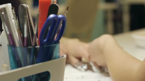 Maestro manicurista en salón cubierta uñas en papel de aluminio — Vídeo de stock