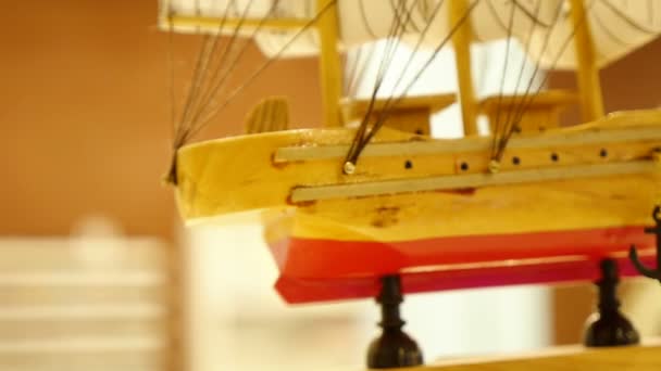 Oude houten Model schip — Stockvideo