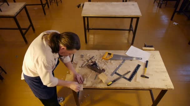 Tischlermeister arbeiten mit Holz — Stockvideo