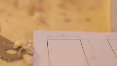 Çizim, çekiç ve ahşap masanın üzerindeki fişlere