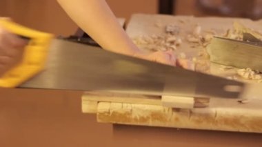 Bir el ile tahta testere gördüm