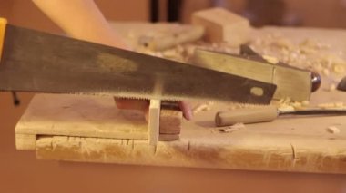 Bir el ile tahta testere gördüm