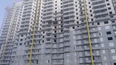 Yapı sis içinde pencere eşiği ezelî yapım aşamasında