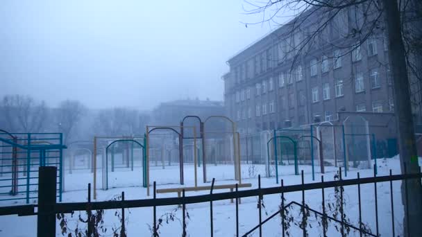 Patio de recreo sombrío en la niebla de la vieja escuela — Vídeos de Stock
