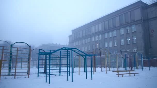 Grim parco giochi nella nebbia della vecchia scuola — Video Stock