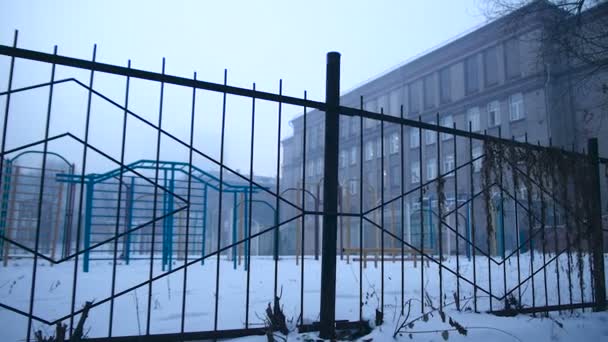 Grimmiger Spielplatz im Nebel der alten Schule — Stockvideo