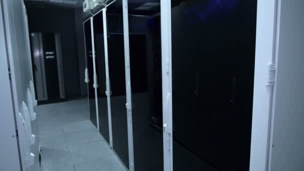 Real Render Farm і сервер баз даних слайд ліворуч — стокове відео