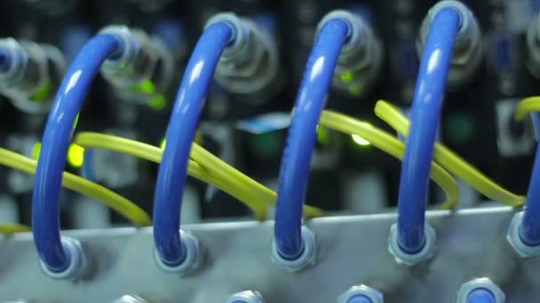 Kabel, Glühbirnen und Computerteile in Renderfarm — Stockvideo