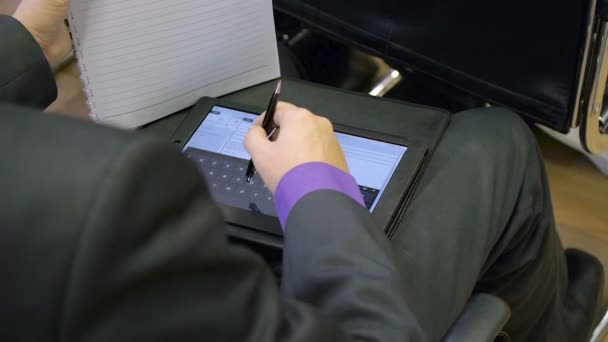 Affärsman händer att skriva med tablet PC — Stockvideo